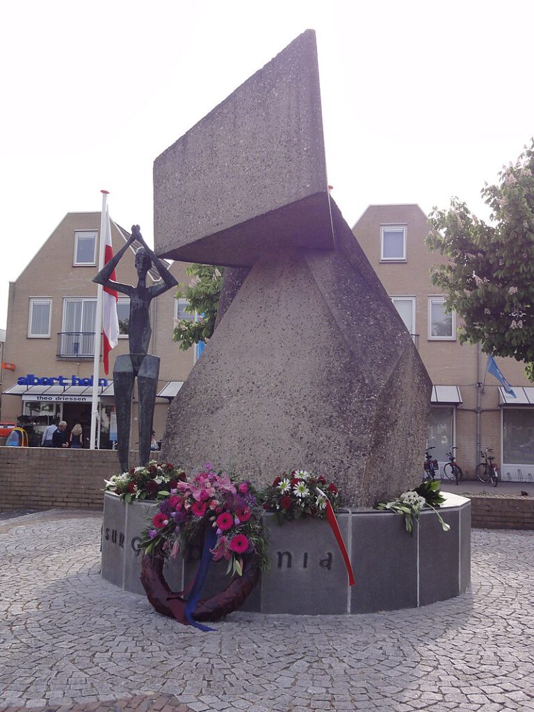 Driel Overbetuwe oorlogsmonument 1 op Polenplein sculptuur van rechts voor 1