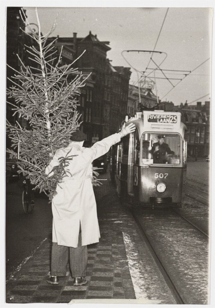 man met kerstboom op de vluchtheuvel op het rokin 1950