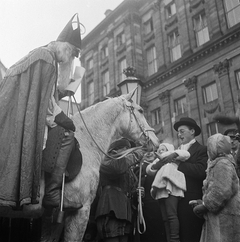 800px St. Nicolaas op de Dam. Prinses Margriet geeft paard een wortel Bestanddeelnr 902 4829